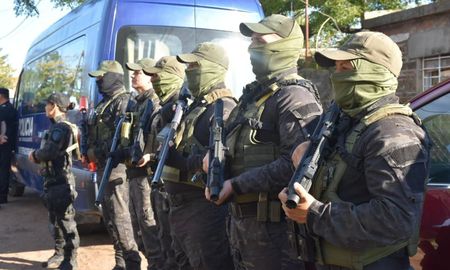 El Gobierno de la provincia de Santa Fe avanza en la elaboración de un paquete de leyes vinculadas a seguridad pública que será enviado próximamente a la Legislatura. El Gobierno de la provincia de Santa Fe avanza en la elaboración de un paquete de leyes vinculadas a seguridad pública que será enviado próximamente a la Legislatura.