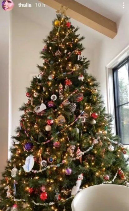 Thalía mostró su imponente arbolito.