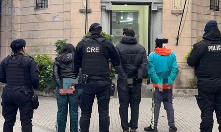 Un procedimiento realizado por personal de la Unidad Regional I en el norte de la ciudad de Santa Fe culminó con el secuestro de drogas y la aprehensión de tres personas que inicialmente se encontraban generando disturbios en la vía pública. Un procedimiento realizado por personal de la Unidad Regional I en el norte de la ciudad de Santa Fe culminó con el secuestro de drogas y la aprehensión de tres personas que inicialmente se encontraban generando disturbios en la vía pública.