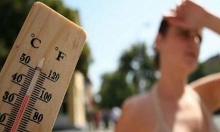 El agua se vuelve aliada fundamental para atravesar las jornadas de calor intenso sin riesgos. El agua se vuelve aliada fundamental para atravesar las jornadas de calor intenso sin riesgos.