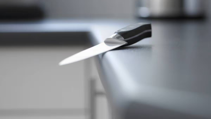 El profundo significado de que se caiga un cuchillo al piso