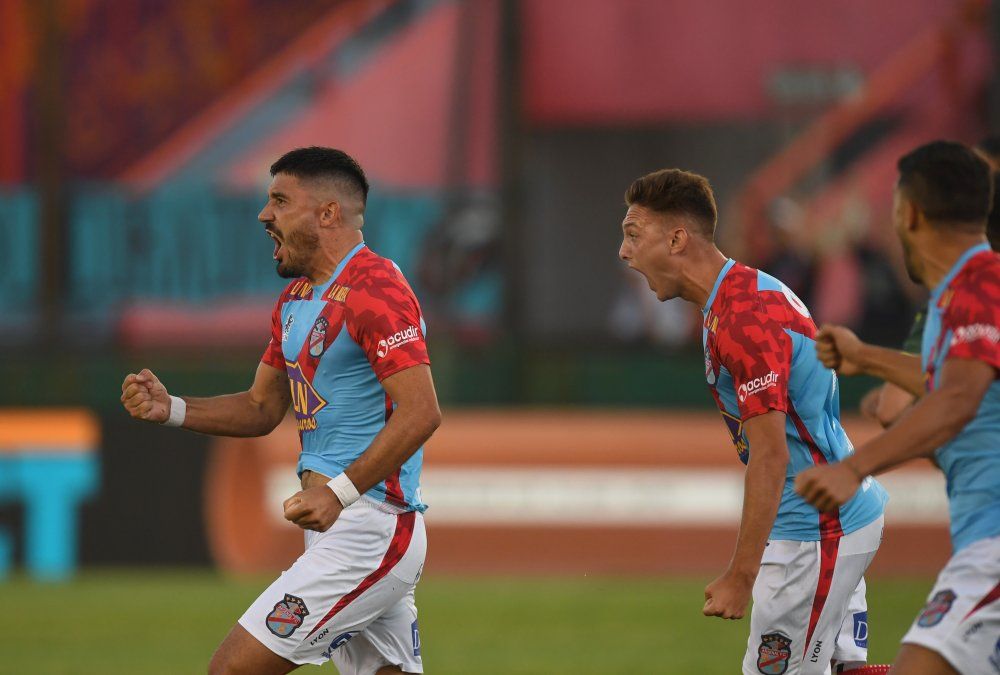 Arsenal volvió al triunfo con una goleada 4-0 sobre Aldosivi