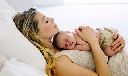 Amber Heard se convirtió en mamá en medio de una lluvia de críticas Amber Heard se convirtió en mamá en medio de una lluvia de críticas