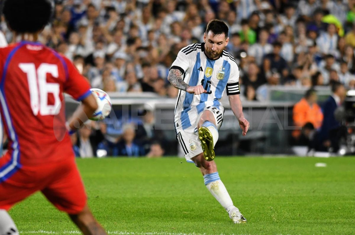 Lionel Messi le marcó a Panamá y llegó a los 800 goles en su carrera. Con su tanto