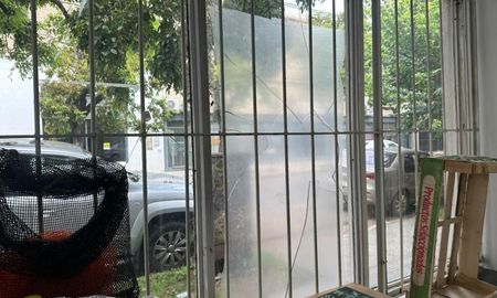 n comerciante denunció que en apenas cinco meses rompieron tres veces el vidrio de su local para intentar robar. n comerciante denunció que en apenas cinco meses rompieron tres veces el vidrio de su local para intentar robar.