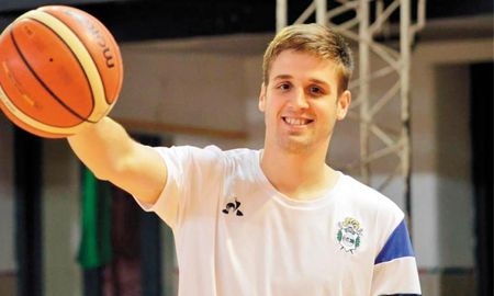 El basquetbolista de Gimnasia y Esgrima de La Plata es el primer deportista argentino vacunado contra el coronavirus. El basquetbolista de Gimnasia y Esgrima de La Plata es el primer deportista argentino vacunado contra el coronavirus.