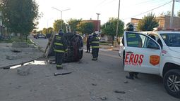 altText(Impactante accidente en el noroeste de Santa Fe: un auto volcó en barrio Los Troncos)}