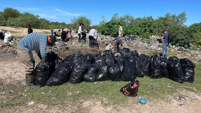 Rincón: ambientalistas y vecinos limpian la costa de la Laguna Setúbal donde había un basural
