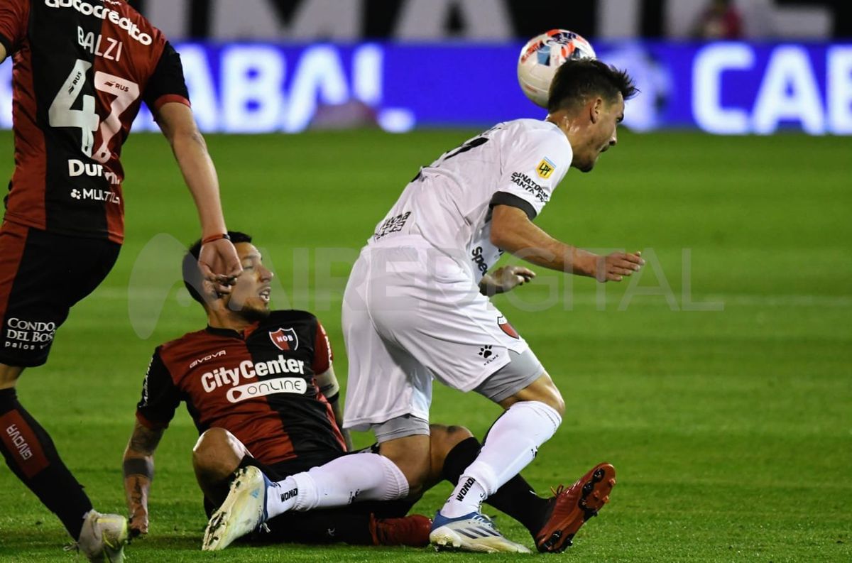 Leonel Vangioni disputa la tenencia de la pelota con Julián Chicco.