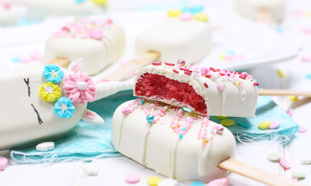 Paletas de bizcochuelo decorados para disfrutar a la tarde Paletas de bizcochuelo decorados para disfrutar a la tarde