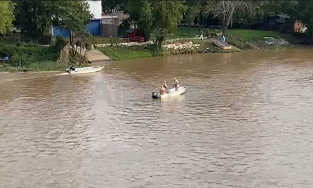 Elián Guzmán desapareció de la superficie en las aguas del Río Colastiné, luego de que se diera vuelta la embarcación en la que navegaba junto a su primo. Elián Guzmán desapareció de la superficie en las aguas del Río Colastiné, luego de que se diera vuelta la embarcación en la que navegaba junto a su primo.