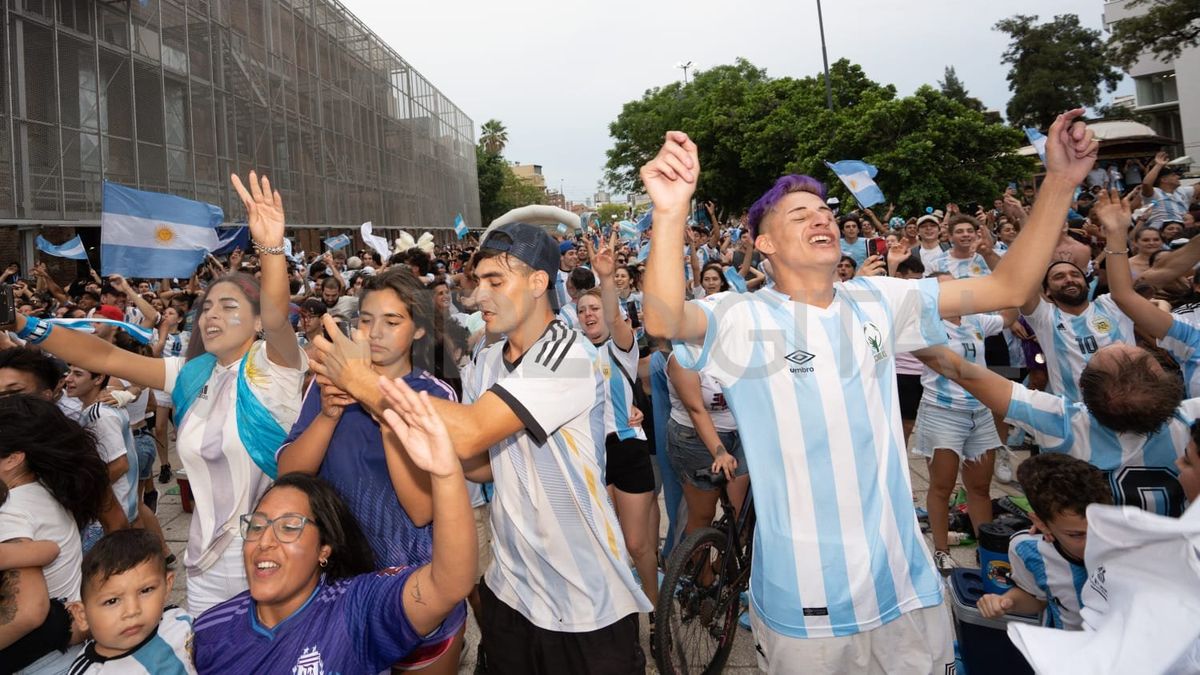 El alivio de los hinchas llegó luego del último penal de Lautaro Martínez.