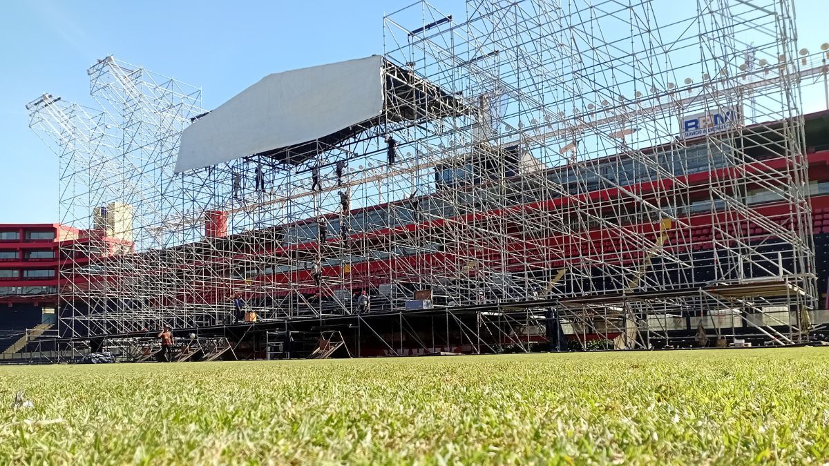 Comenzaron a desarmar el escenario de La Renga en la cancha de Colón