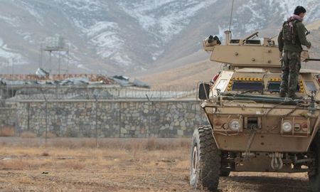 El atentado se produjo este domingo por la mañana y el autor, que no sobrevivió, “condujo un vehículo Humvee dentro de la base y lo detonó”, afirmó el vocero del gobernador de Ghazni, Wahidullah Jumazada, según la agencia de noticias AFP. El atentado se produjo este domingo por la mañana y el autor, que no sobrevivió, “condujo un vehículo Humvee dentro de la base y lo detonó”, afirmó el vocero del gobernador de Ghazni, Wahidullah Jumazada, según la agencia de noticias AFP.