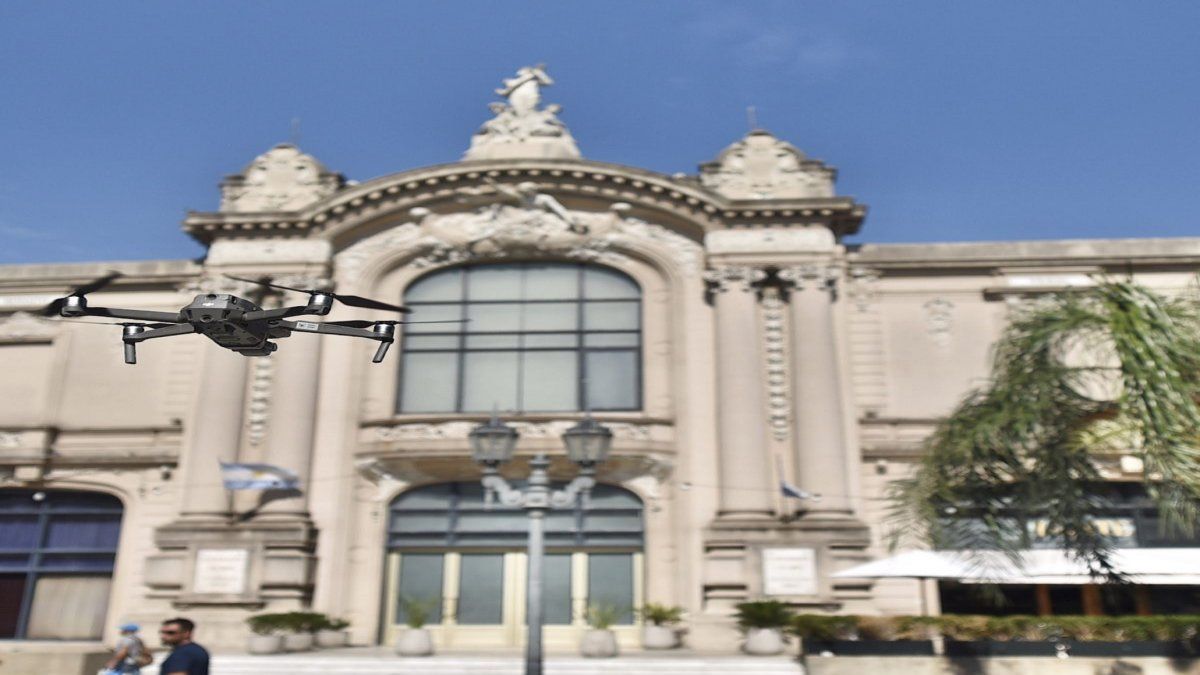Se realizan trabajos de fotogrametría y fotos georreferenciadas de la fachada y los diferentes frentes del edificio del Teatro Municipal 1° de Mayo. 