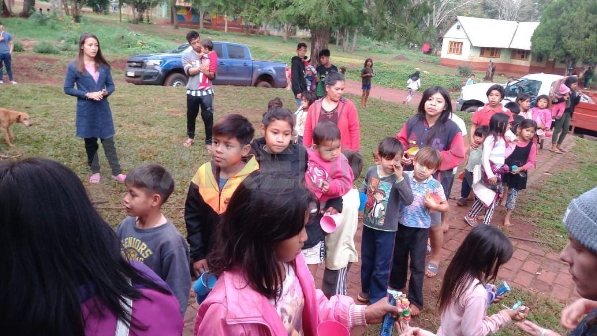 Los niños de la comunidad recibiendo golosinas. Los niños de la comunidad recibiendo golosinas.
