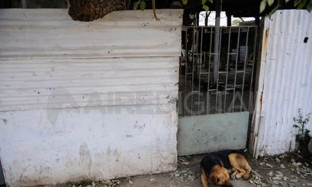 Las balas partieron desde un auto y traspasaron las paredes de chapa hasta alcanzar a sus víctimas. Las balas partieron desde un auto y traspasaron las paredes de chapa hasta alcanzar a sus víctimas.