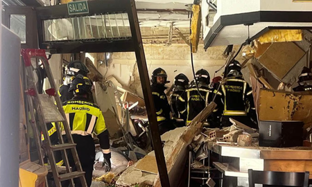 Trabajan médicos y personal de protección civil en las tareas de rescate. Trabajan médicos y personal de protección civil en las tareas de rescate.