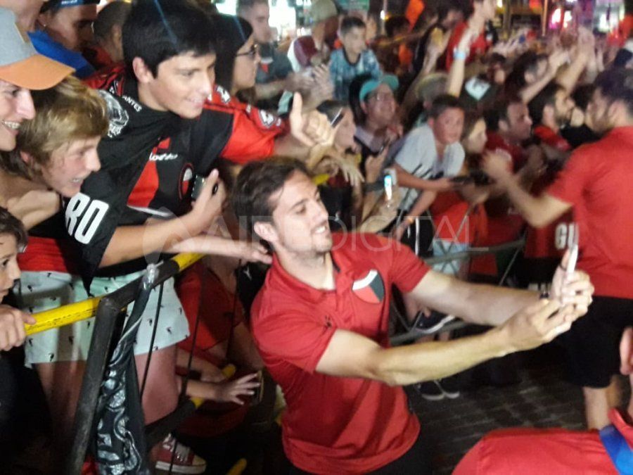 Durante el banderazo de los hinchas de Col&oacute;n en el hotel