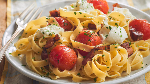 Estos fideos caprese son perfectos para una comida ligera y rápida, pero con todo el sabor de la cocina mediterránea.&nbsp;