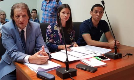 El imputado Juan Valdez junto a sus abogados defensores El imputado Juan Valdez junto a sus abogados defensores