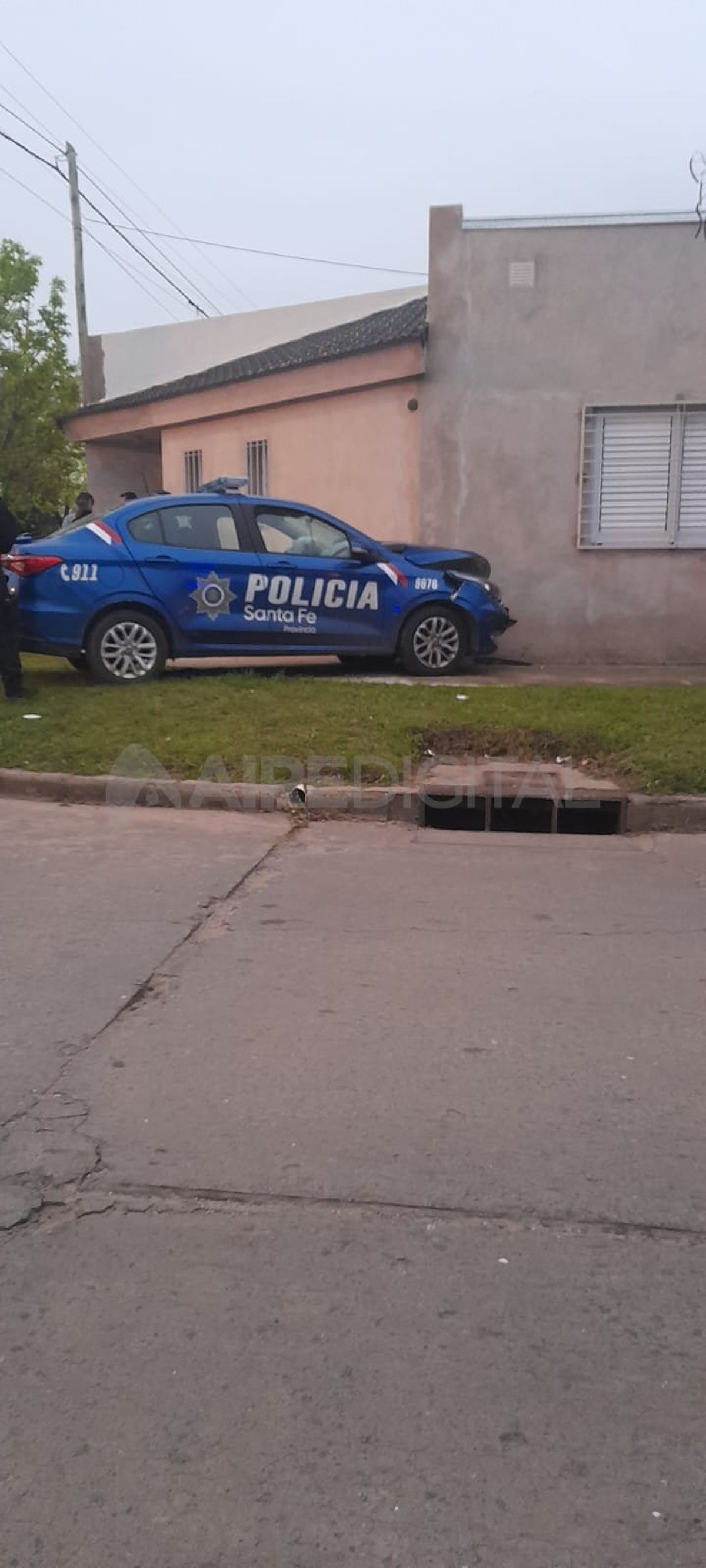 Un móvil policial chocó contra un auto cuando acudía al lugar a brindar refuerzo a la altura de Risso y Belgrano.