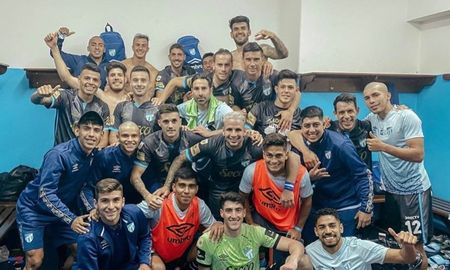 El plantel de Atlético Tucumán, celebrando el triunfo ante Racing como visitante. El plantel de Atlético Tucumán, celebrando el triunfo ante Racing como visitante.