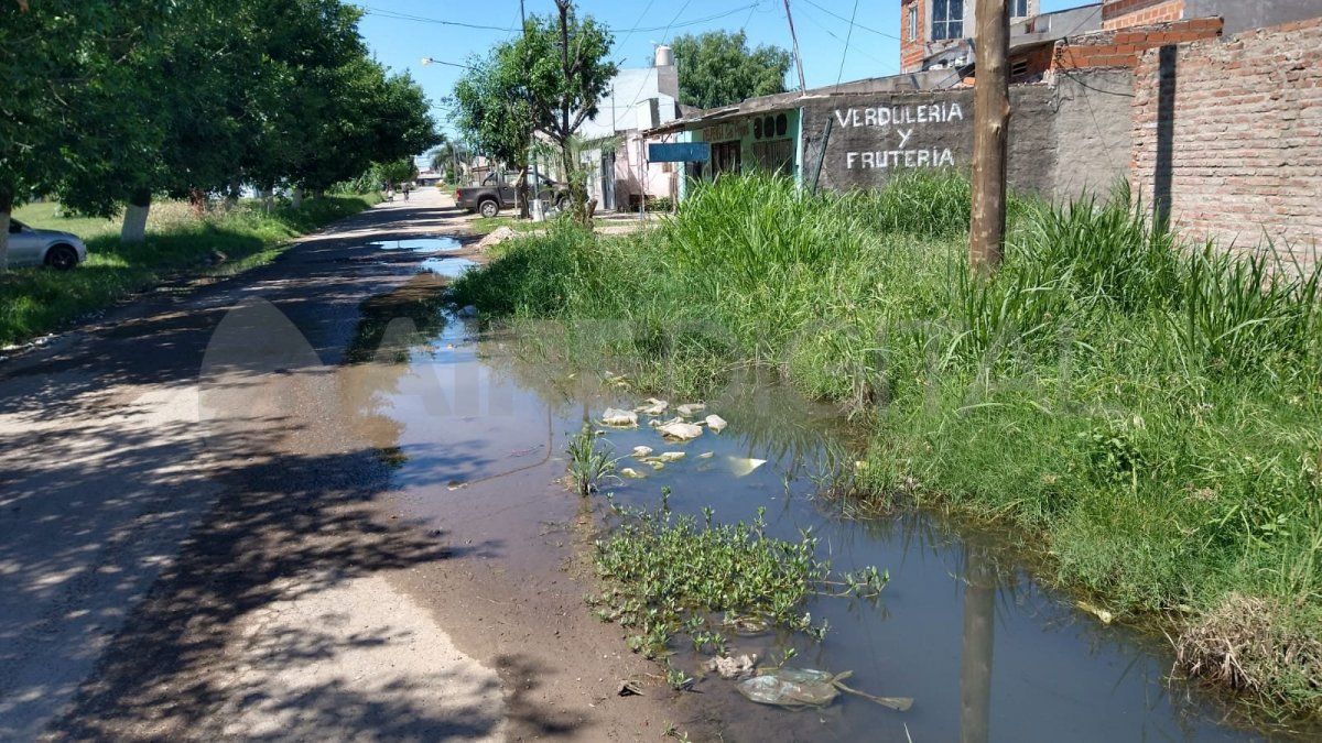 La calle Alsina cerca de la plaza Islas Baleares está inundada. 