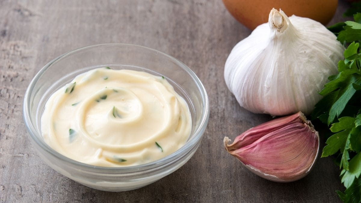 El alioli es una salsa rica y fácil que queda perfecta para acompañar tus comidas favoritas. El alioli es una salsa rica y fácil que queda perfecta para acompañar tus comidas favoritas.