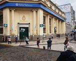 El Banco Nación de Paraná cerró sus puertas este lunes ante la aparición de un caso sospechoso. El Banco Nación de Paraná cerró sus puertas este lunes ante la aparición de un caso sospechoso.
