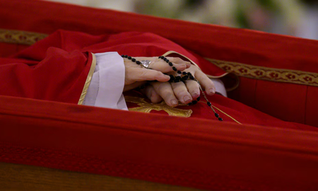 La fotografía fue tomada en la capilla de la Casa Santa Marta, donde falleció el lunes La fotografía fue tomada en la capilla de la Casa Santa Marta, donde falleció el lunes