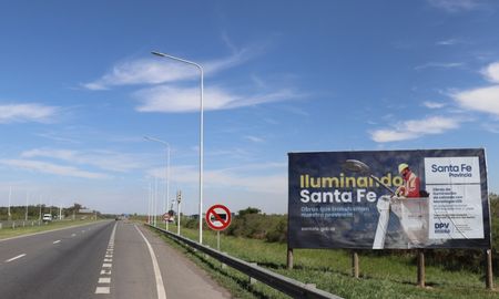 Las luminarias de nueva generación están instaladas en 440 columnas distribuidas a lo largo de los primeros 8 kilómetros y 200 metros de la autopista, del lado de Santa Fe. Las luminarias de nueva generación están instaladas en 440 columnas distribuidas a lo largo de los primeros 8 kilómetros y 200 metros de la autopista, del lado de Santa Fe.