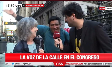 Se metió en el móvil de C5N y protagonizó un momento insólito de la TV Argentina Se metió en el móvil de C5N y protagonizó un momento insólito de la TV Argentina