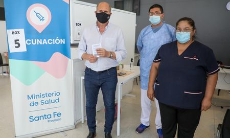 Omar Perotti se vacunó este lunes por la tarde en el Cemafe. Omar Perotti se vacunó este lunes por la tarde en el Cemafe.