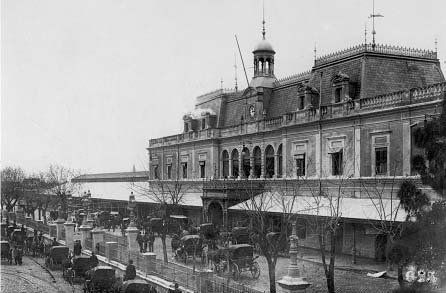Estación Central del Ferrocarril Santa Fe, conocido como “La Francesa”. La foto es del año 1885 cuando estaban a punto de concluir las obras. Este edificio fue demolido en 1962 y construida la actual Terminal de Ómnibus. Archivo