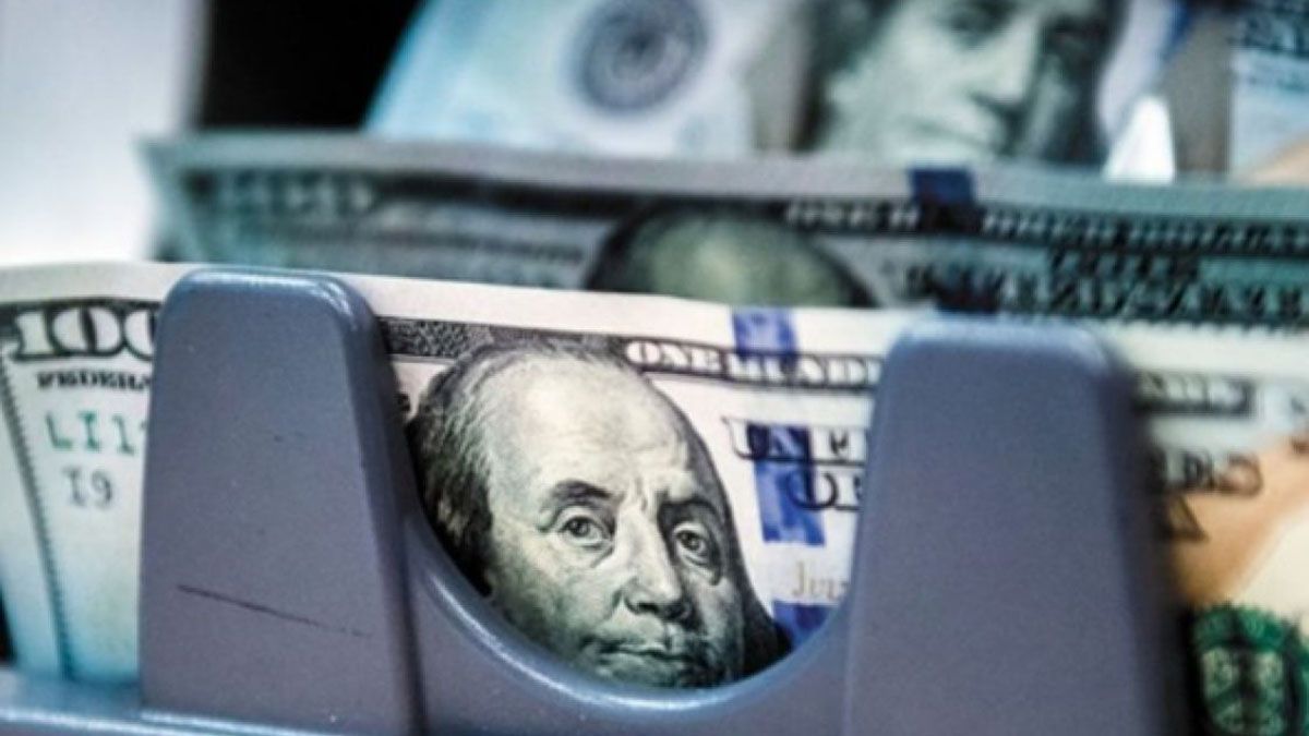 La diferencia de cotización entre el dólar oficial y el dólar blue sigue creciendo y crecen las distorsiones en la economía argentina.