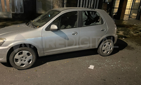 Rompieron el vidrio de un auto estacionado en 9 de Julio y Bulevar Rompieron el vidrio de un auto estacionado en 9 de Julio y Bulevar