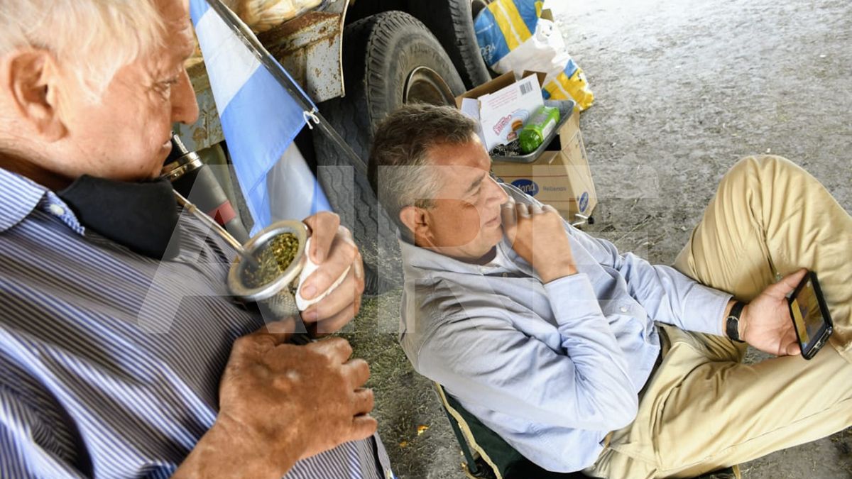 Luis Miguel Etchevehere sigue la audiencia desde afuera de la estancia Casa Nueva