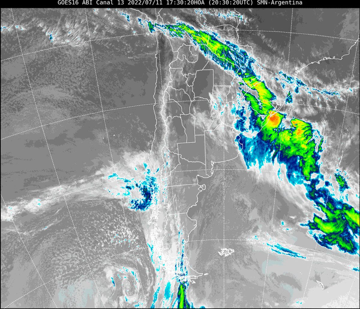 En la imagen satelital se observa abundante nubosidad cubriendo nuestra provincia, pero se nota la línea de aire más seco que se acerca desde el sudoeste.