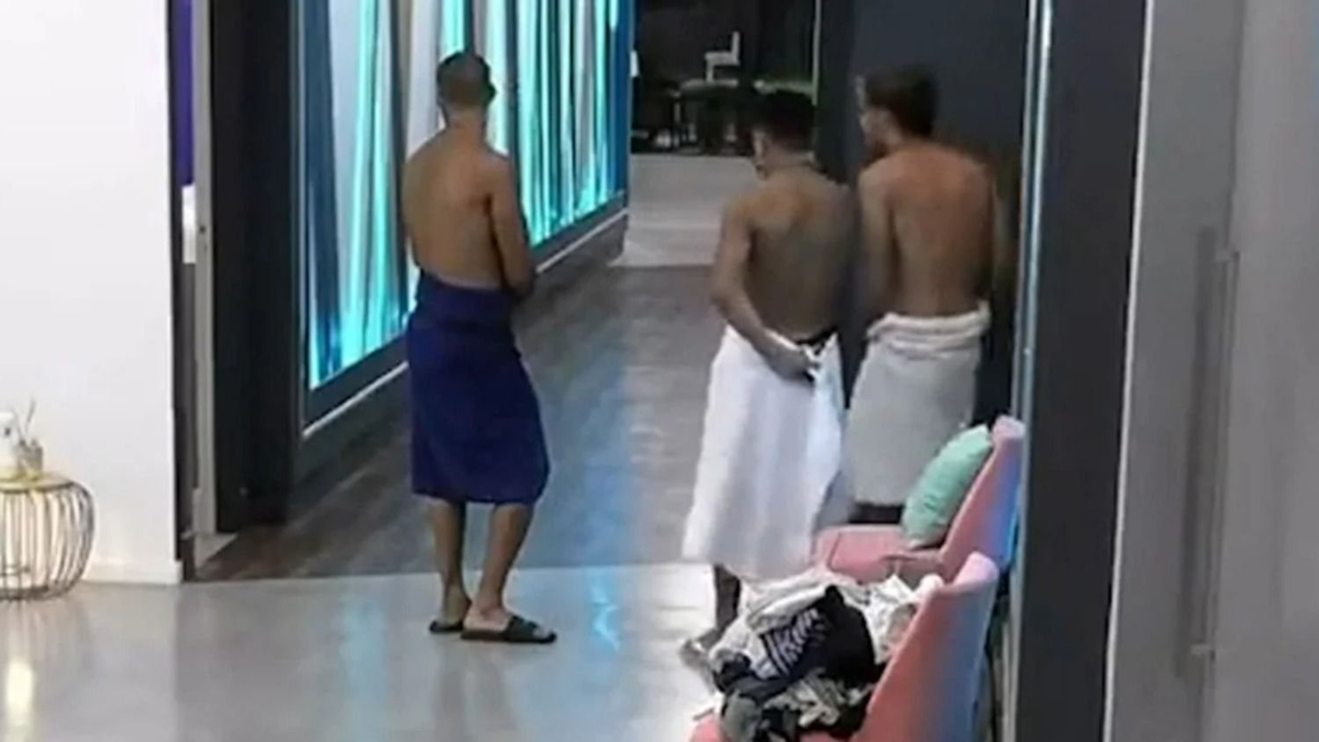 Thiago y Nacho salieron desnudos del baño y Gran Hermano los retó: Está  prohibido