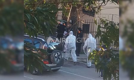 Vecinos enfurecidos denunciaron que una pareja recién regresada de España había violado la cuarentena en barrio Las Flores, en la ciudad de Santa Fe. La Policía los detuvo. Vecinos enfurecidos denunciaron que una pareja recién regresada de España había violado la cuarentena en barrio Las Flores, en la ciudad de Santa Fe. La Policía los detuvo.