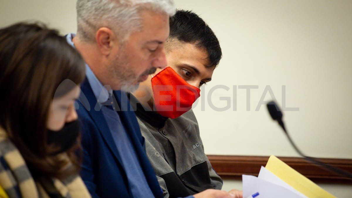 Juan Bovino, el imputado en la causa, junto con su abogado Gustavo Durando de la defensa pública.