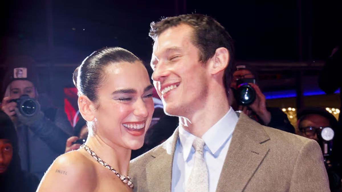 Dua Lipa y Callum Turner formalizaron su romance tras casi un año y medio de noviazgo. Dua Lipa y Callum Turner formalizaron su romance tras casi un año y medio de noviazgo.