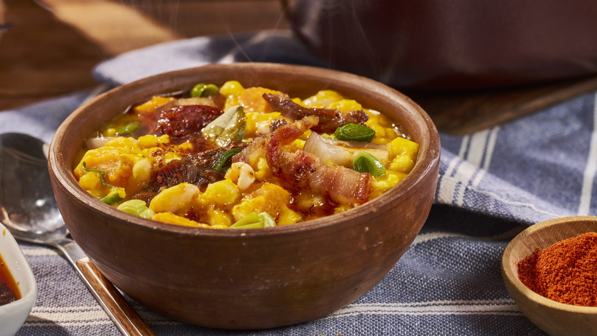 Cada región del país tiene su propia versión del locro, pero todas coinciden en algo: la cocción lenta potencia el sabor y reúne a la familia alrededor de la olla. Cada región del país tiene su propia versión del locro, pero todas coinciden en algo: la cocción lenta potencia el sabor y reúne a la familia alrededor de la olla.