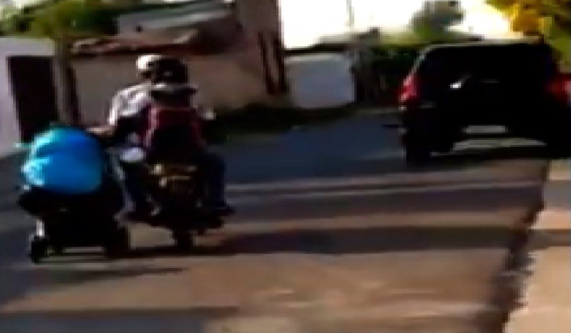 Video: una pareja en moto fue captada mientras llevaba un cochecito y generó polémica en las redes