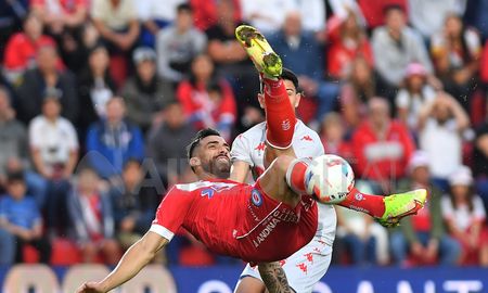 Unión cayó con Argentinos Juniors y quedó relegado en la pelea de la parte alta de la Liga Profesional de Fútbol. Unión cayó con Argentinos Juniors y quedó relegado en la pelea de la parte alta de la Liga Profesional de Fútbol.