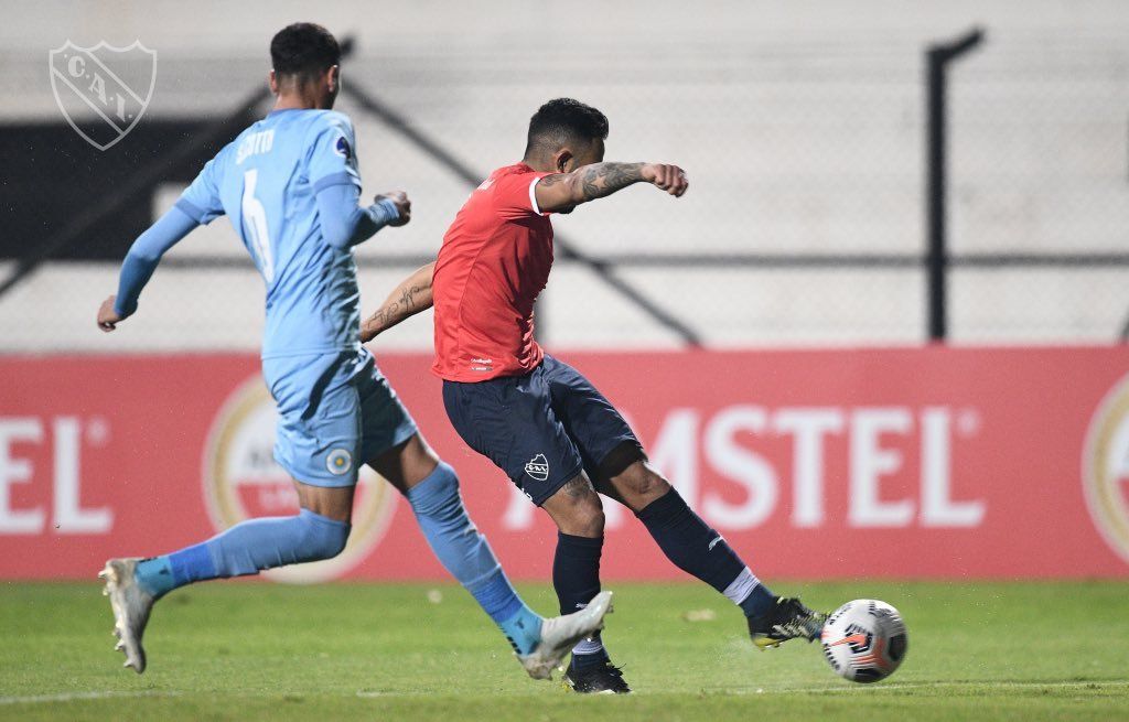 Independiente logró un empate agónico con diez jugadores en Uruguay.