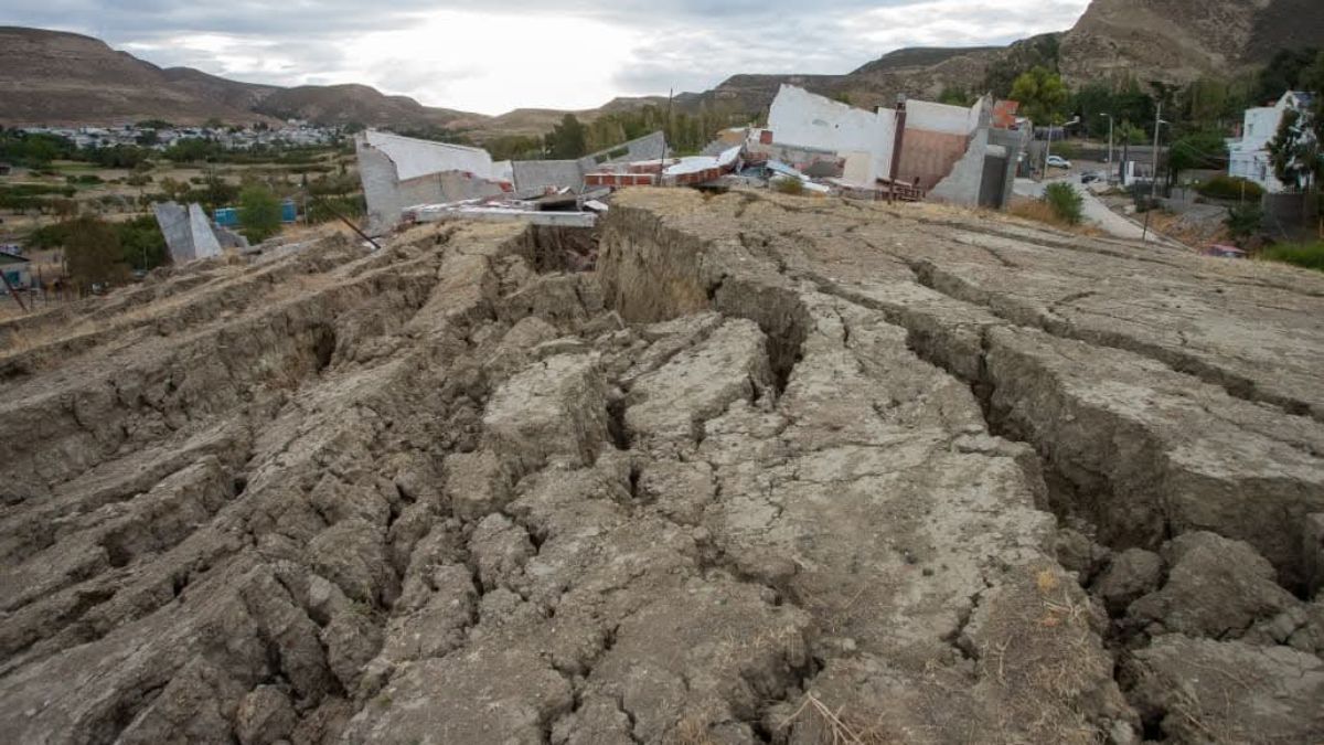 Un nuevo deslizamiento de tierra del Cerro Hermitte de Comodoro Rivadavia (Chubut) oblig&oacute; a evacuar a decenas de familia por el riesgo inmediato de estructuras.