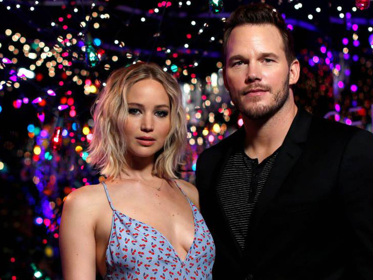 Jennifer Shrader Lawrence es una actriz estadounidense. Su carrera comenzó con trabajos ocasionales en televisión, hasta que consiguió uno de los papeles principales en la serie The Bill Engvall Show. 