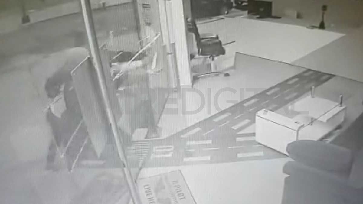 Captura del video: así robaron tres ladrones encapuchados en una academia.